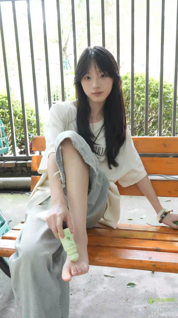 青柠映画 – 阿慌 共享单车裸足，写真和视频打包下载